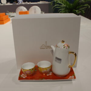 Printed teapot and cups set