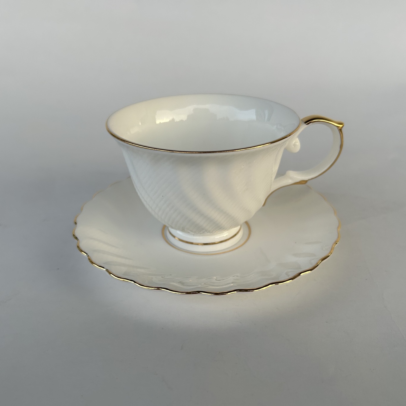 Ceramic coffee cup - white leaves style