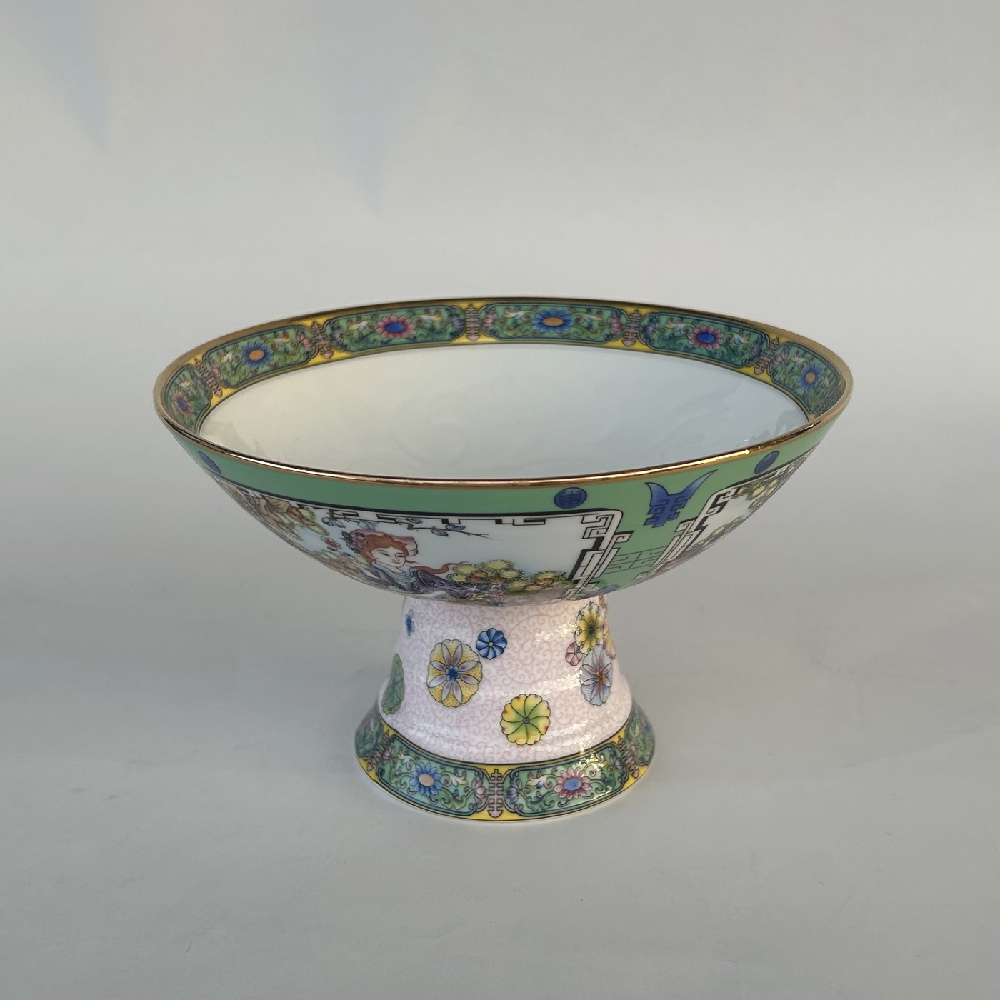 Ceramic fruit bowl with famille rose enamel